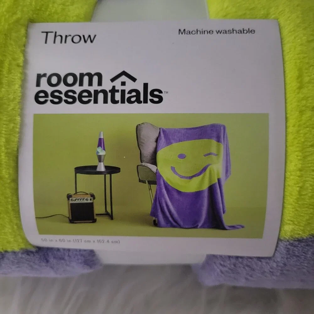 Room Essentials Smiley Throw Blanket